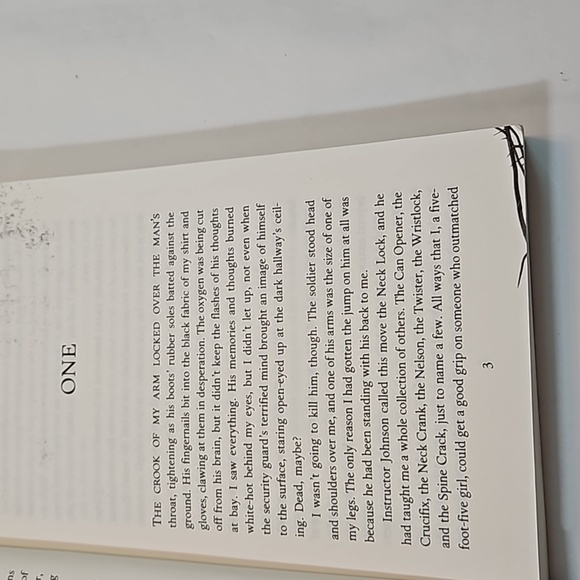 The Darkest Minds Never Fade BRACKEN First Hyperion Paperback edition 2014 - Picture 14 of 17